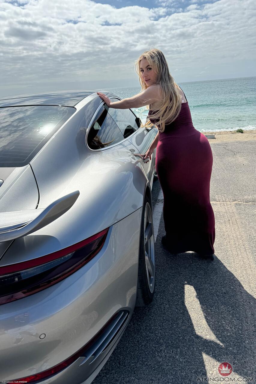 Loira da bunda grande em um ensaio pelada mostrando tudo 20