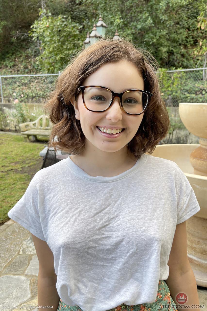 Mulher linda e gostosa levanta a blusa e mostra os peitão grande 1